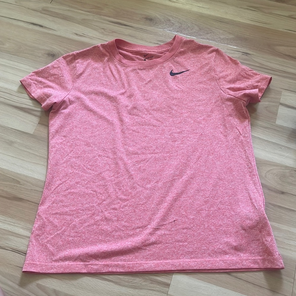 woman’s nike tee shirt
